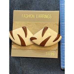 Vintage 80s Lightweight Abstract Cream Brown Stud Earrings